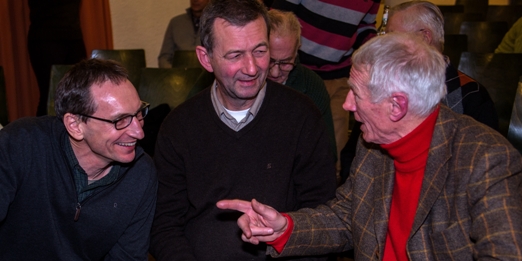 Angeregt: Willi Delp, Günter Glas und Horst Blattgerste im Gespräch. Foto: Bernd Scheider