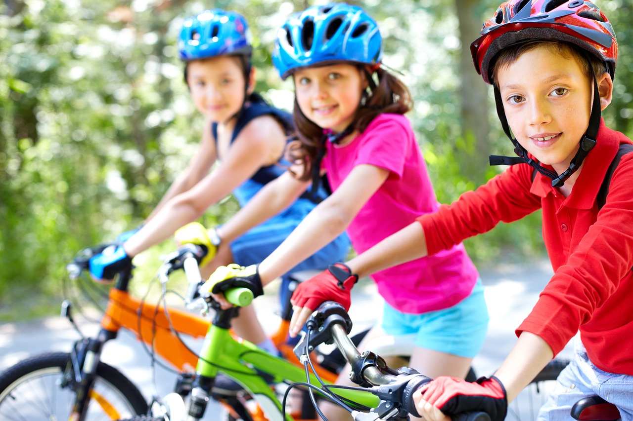 Kinder auf dem Fahrrad