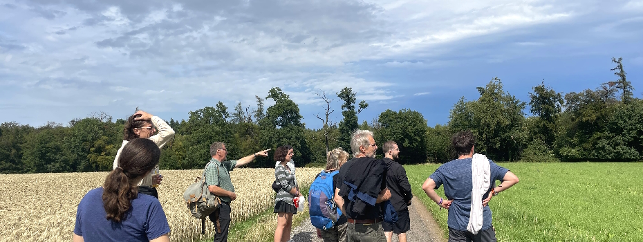 Nonstock-Gäste auf dem Weg in den trockenen Wald bei Nonrod (Foto: Corinna Jonitz)